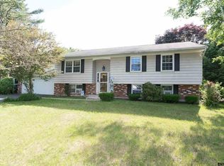 16 Wynnefield Dr, South Glens Falls, NY 12803