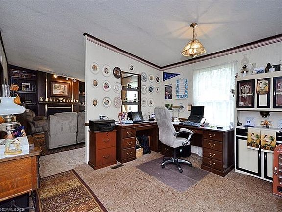 4th image of 33 Sandy Hill Ln