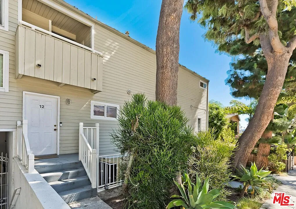 2 bed, 2.0 bath, 1066 sqft, $5,700 — Photo 2