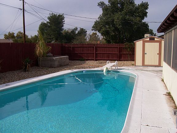 Sparkling pool in easy care yard