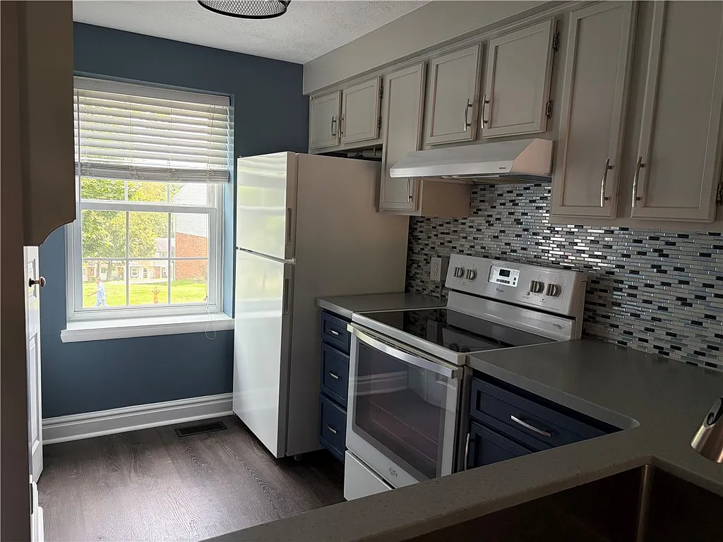 2 bed, 1.5 bath, 960 sqft, $1,300 — Photo 4