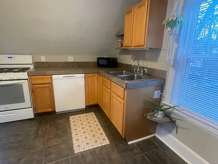 850 Fulton St W — Photo 3