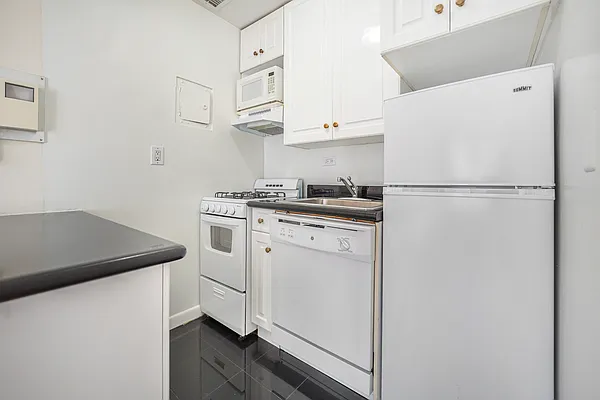 Rented by Charney Real Estate LLC | media 3