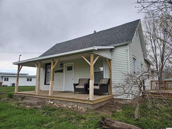 306 Walker St, Ursa, IL 62376