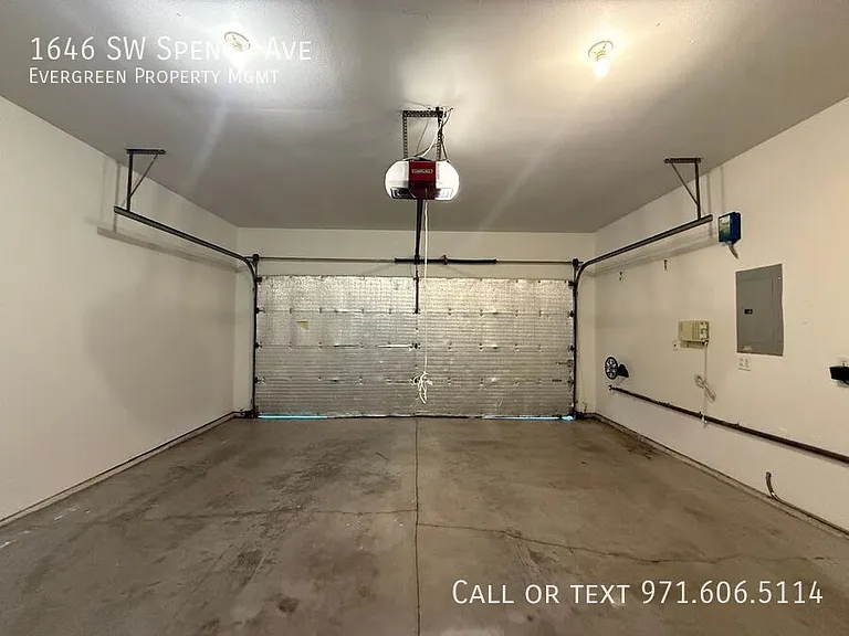 1646 SW Spence Ave — Photo 32