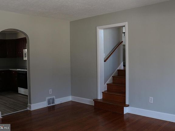 4th image of 369 Woodpoint Ave