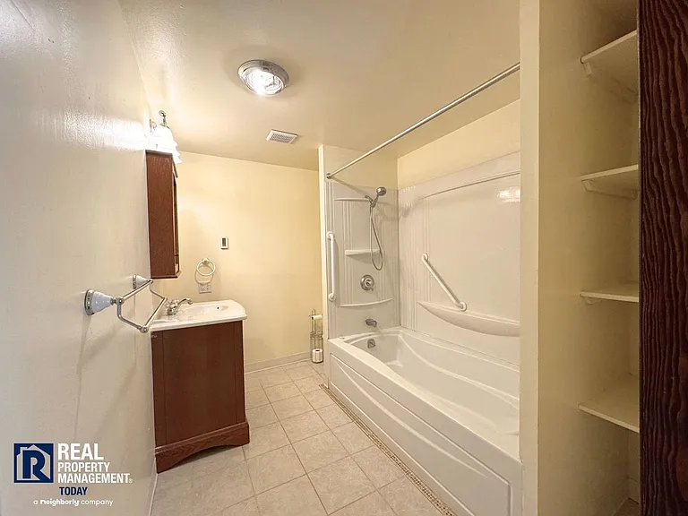 338 Regents Blvd — Photo 14