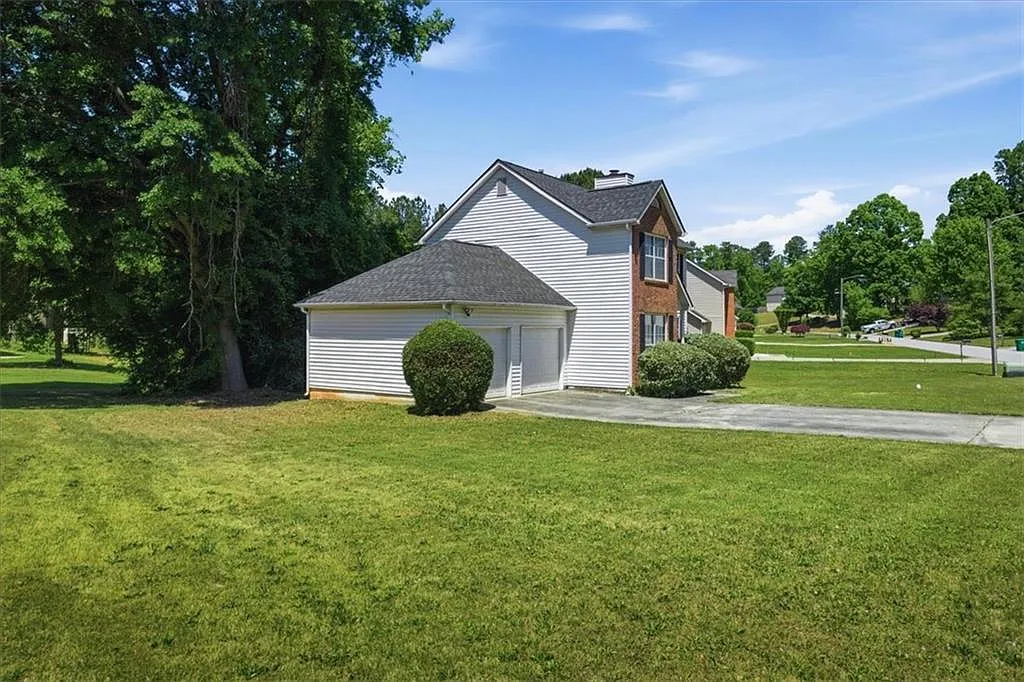 3 bed, 2.5 bath, 1400 sqft, $2,200 — Photo 3