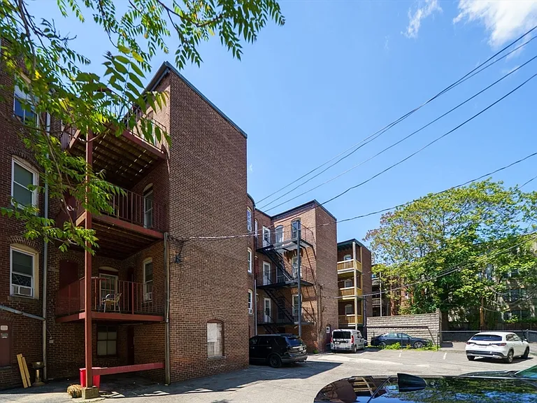 39 Strathmore Rd #2 — Photo 14