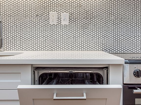 4th image of 228 Kingsland Ave APT 3R