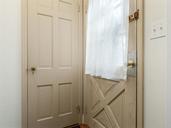 3rd image of 1704 E Gate Pkwy