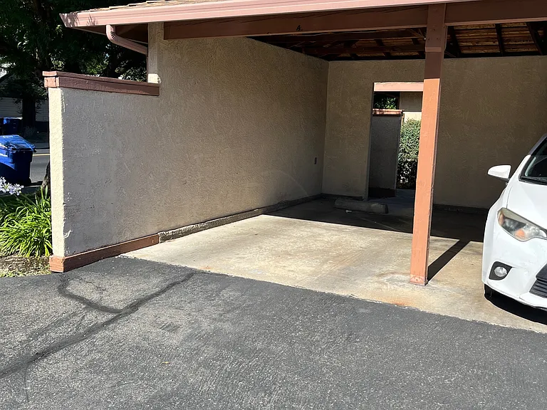 2020 Floyd Ave — Photo 2