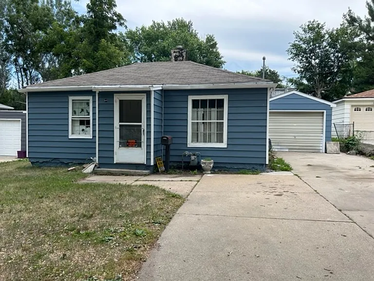 820 S Western Ave — Photo 1