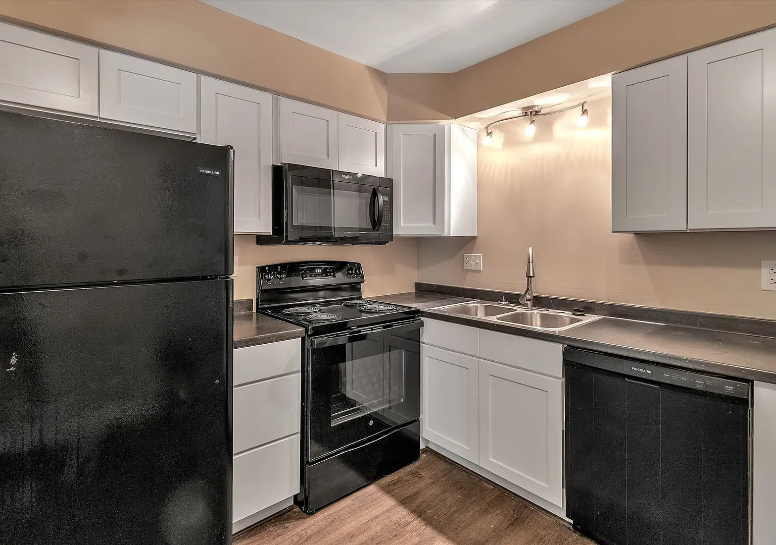 Country Club Park Apartments - Spacious Apartment Living in the Heart of Kalamazoo — Photo 2