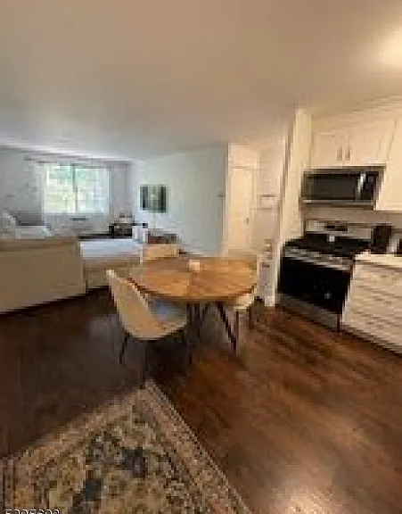 909 Thoreau Ct — Photo 1