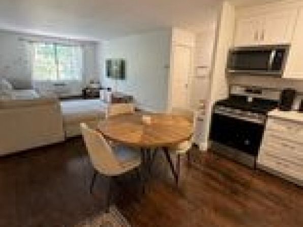 909 Thoreau Ct