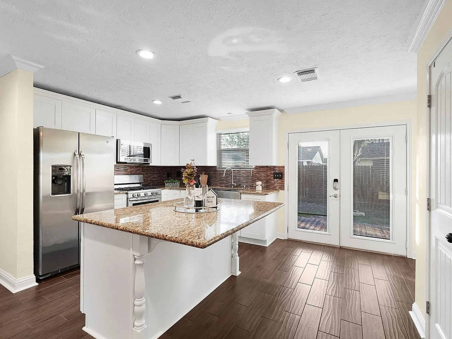 3 bed, 2.0 bath, 1247 sqft, $2,100 — Photo 4