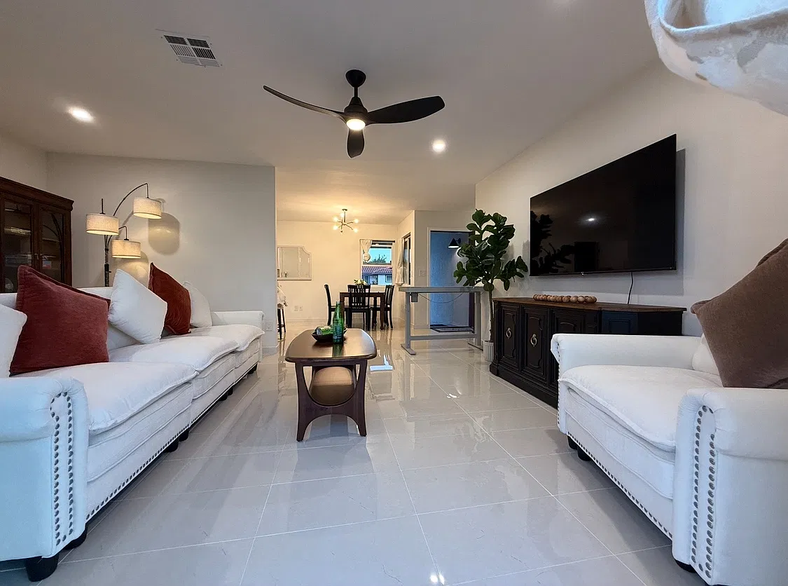 4 bed, 1336 sqft, $7,600 — Photo 2