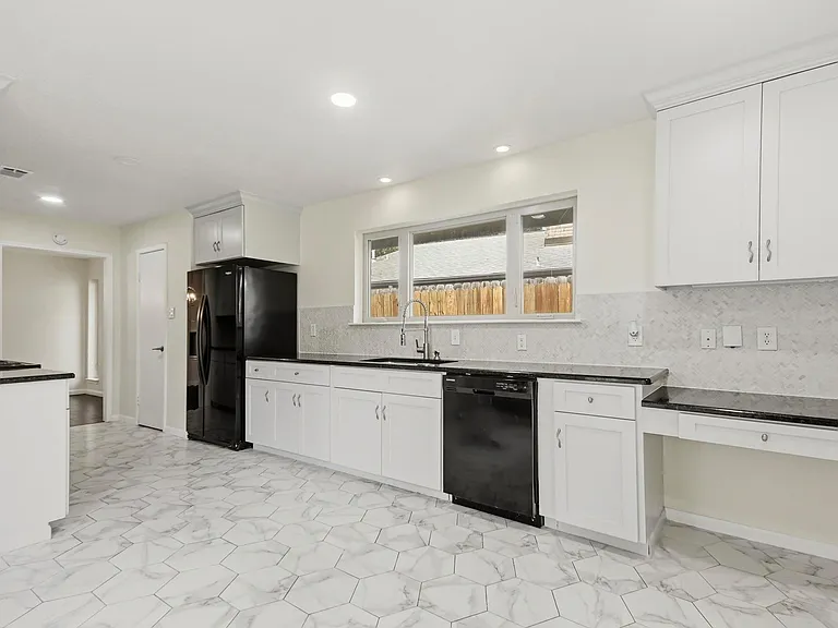 830 Seacliff Dr — Photo 8