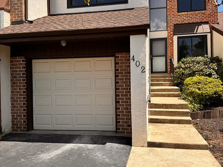 402 Harrison Pl — Photo 2