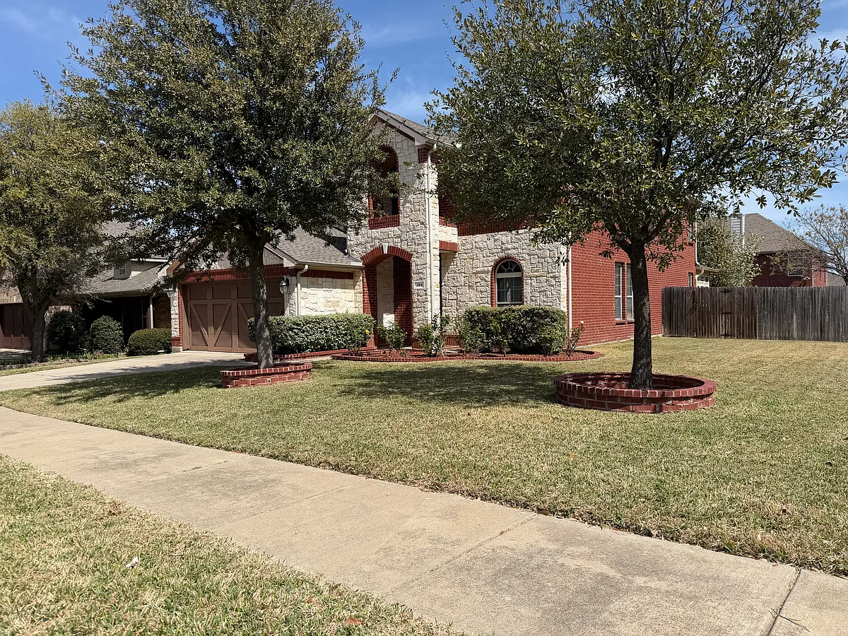 Building Photo - 304 Serenade Ln