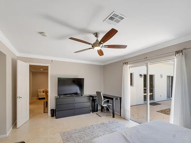 527 E Causeway Blvd — Photo 11