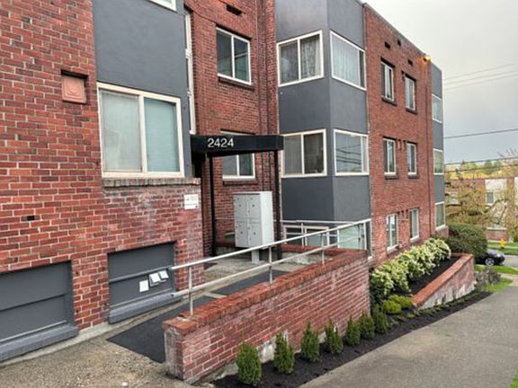 2nd image of 2424 E Denny Way #305
