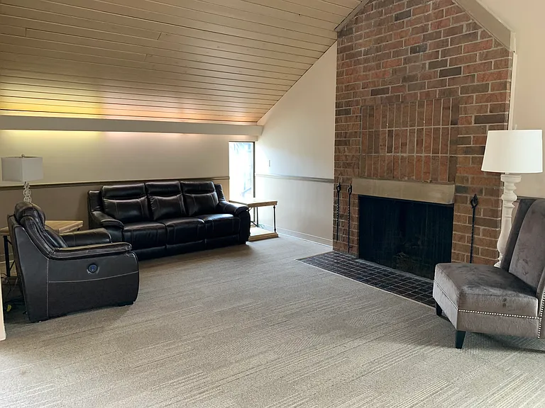 London Square Apartments — Photo 12