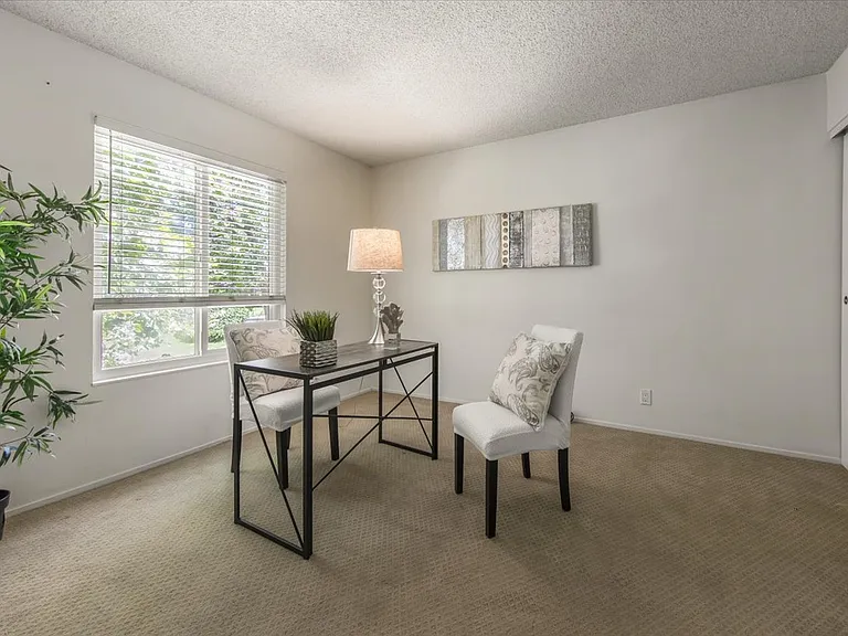 1811 Queen Victoria Way — Photo 14