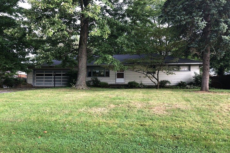 1st image of 210 Knollwood Dr
