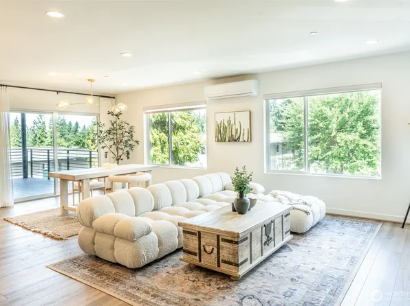 15558 NE 15th Place #301, Bellevue, WA 98007