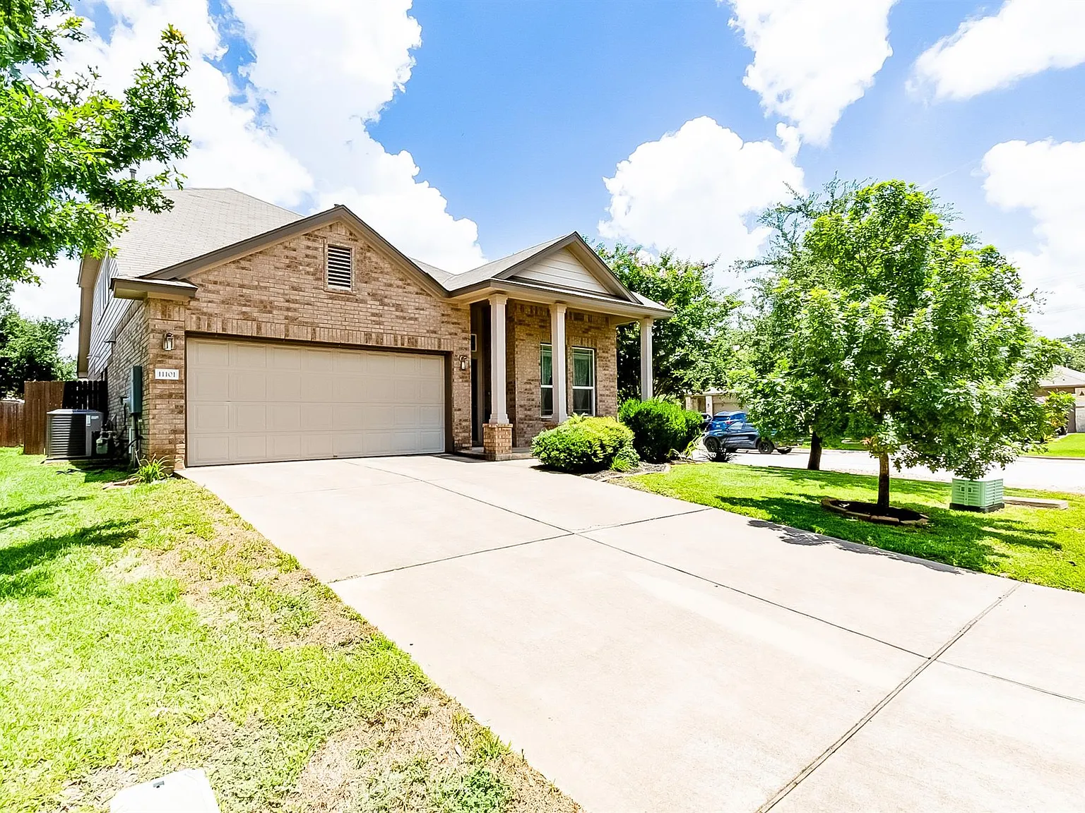 3 bed, 3.0 bath, 2099 sqft, $2,450 — Photo 2