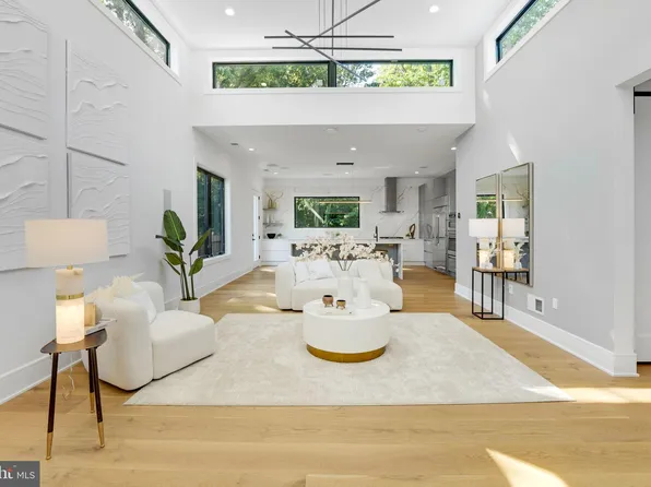 2151 Pimmit Dr, Falls Church, VA 22043