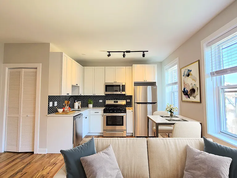 656 W Wrightwood — Photo 10