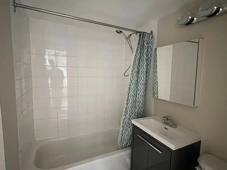 557 Markham St #102 — Photo 4