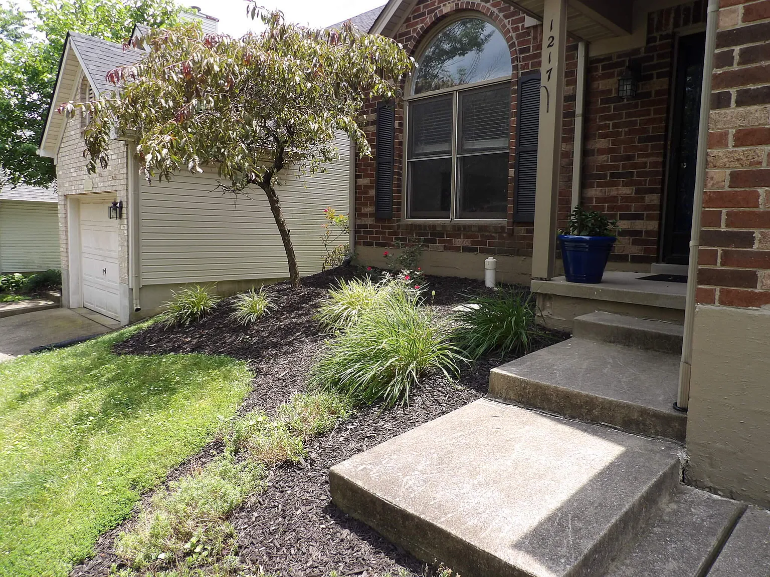 3 bed, 2.0 bath, 1320 sqft, $2,250 — Photo 2