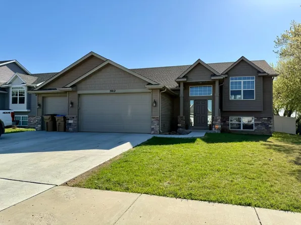 3012 8th St NW, Minot, ND 58703