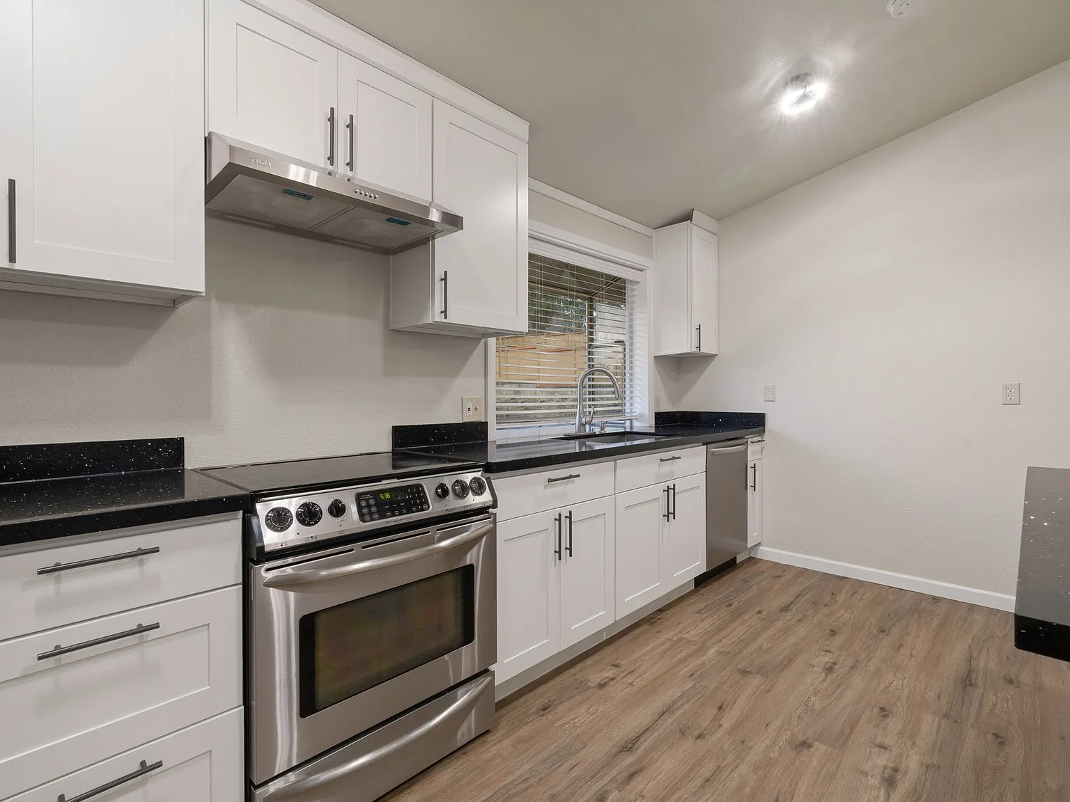 3 bed, 1970 sqft, $3,595 — Photo 2