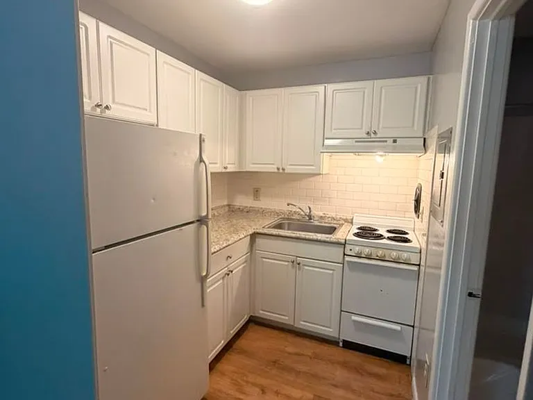 Doral Apartments — Photo 21