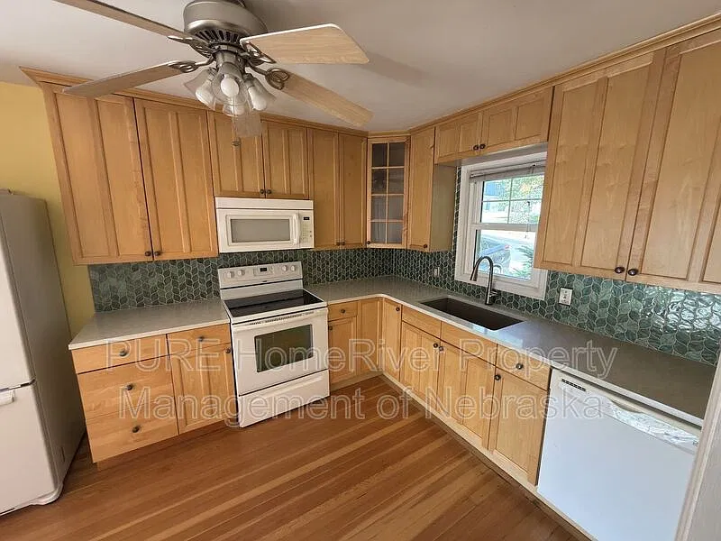 3 bed, 1.0 bath, 1298 sqft, $1,775 — Photo 3