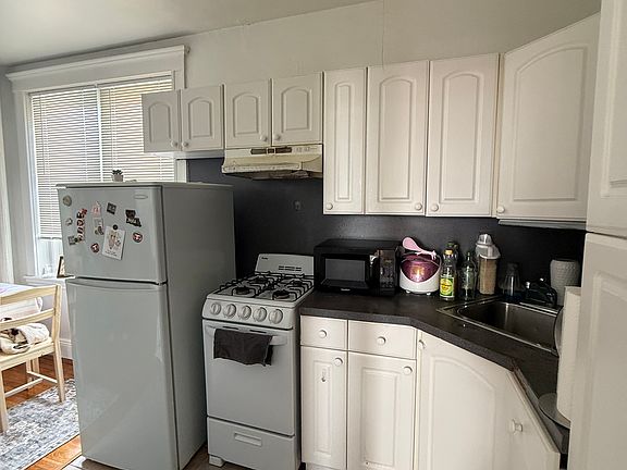 3rd image of 121 Park Dr APT 5