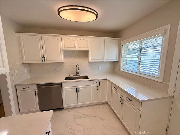 517 Blossom Ln — Photo 6
