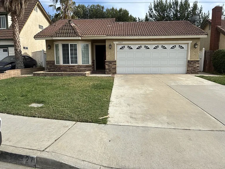 13927 Woodland Dr — Photo 2
