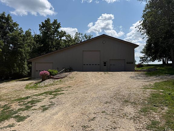 3rd image of 841 Chestnut Rd