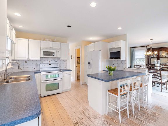 4th image of 14 Goldfinch Dr