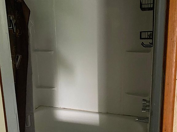 5th image of 410 Esther Ave