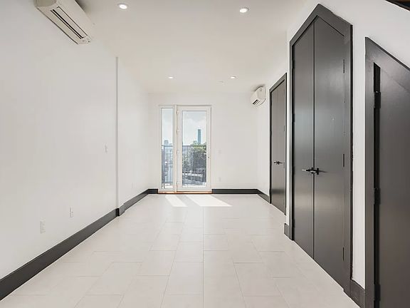 5th image of 118 Tompkins Ave #11
