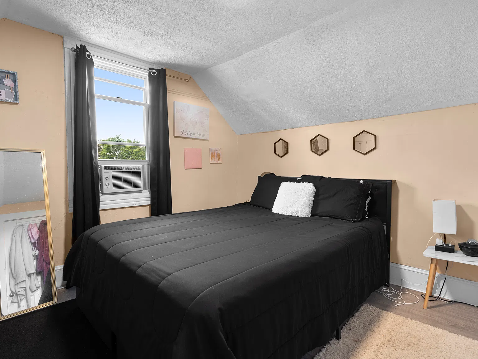 1 bed, 650 sqft, $1,200 — Photo 2