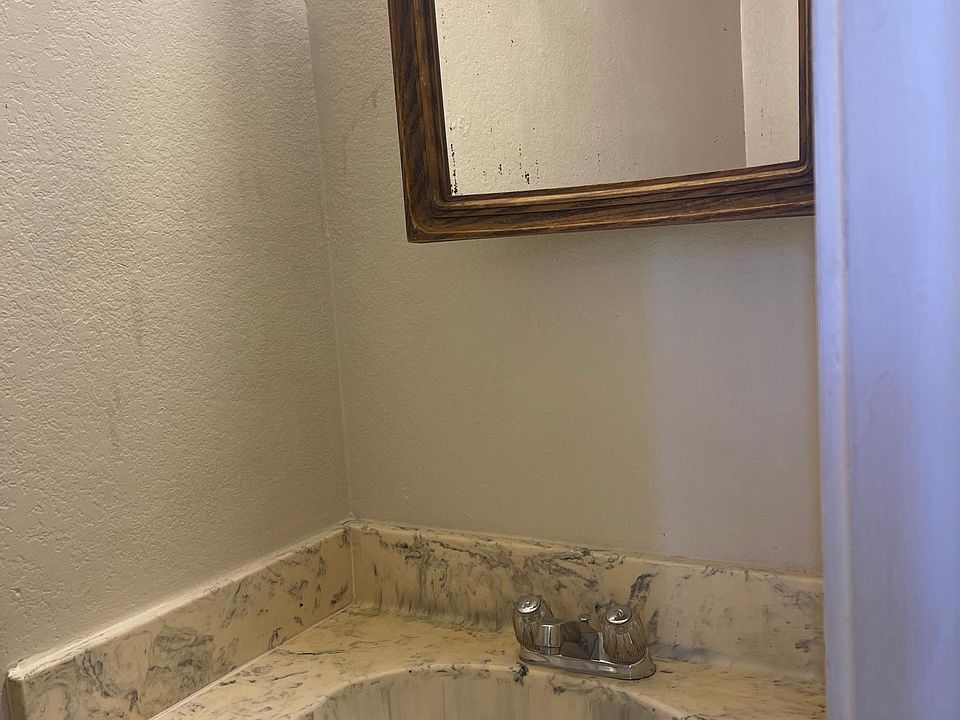 guest 1/2 bathroom