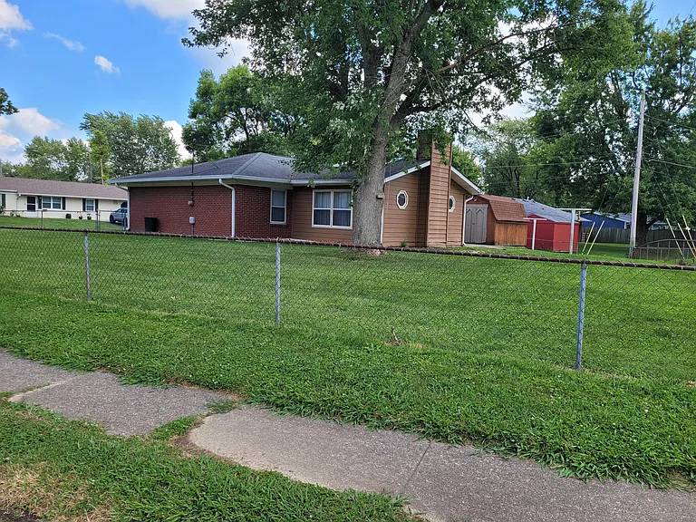 920 Princeton Dr — Photo 3